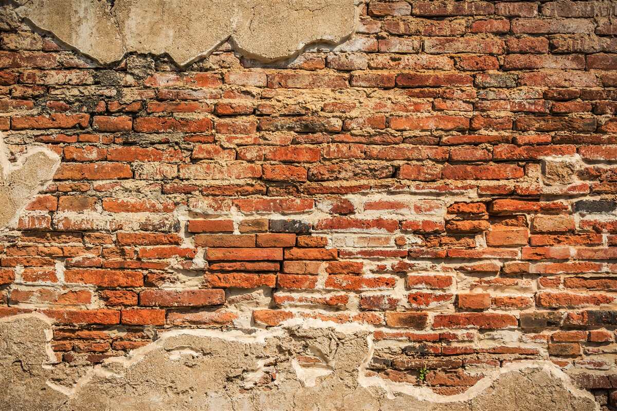 Carta da parati un muro di mattoni che è diventato molto fatiscente