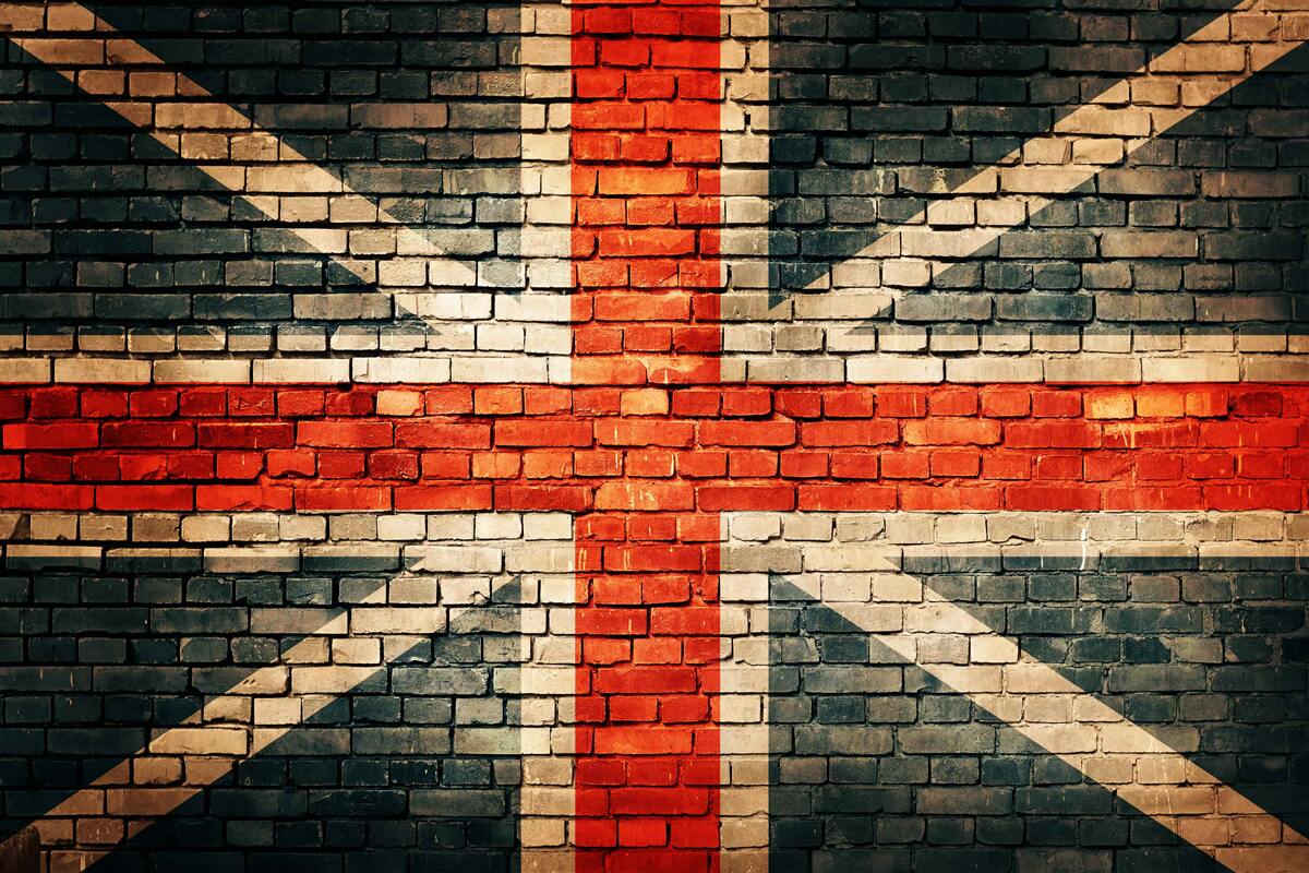 Carta da parati bandiera britannica su un muro di mattoni