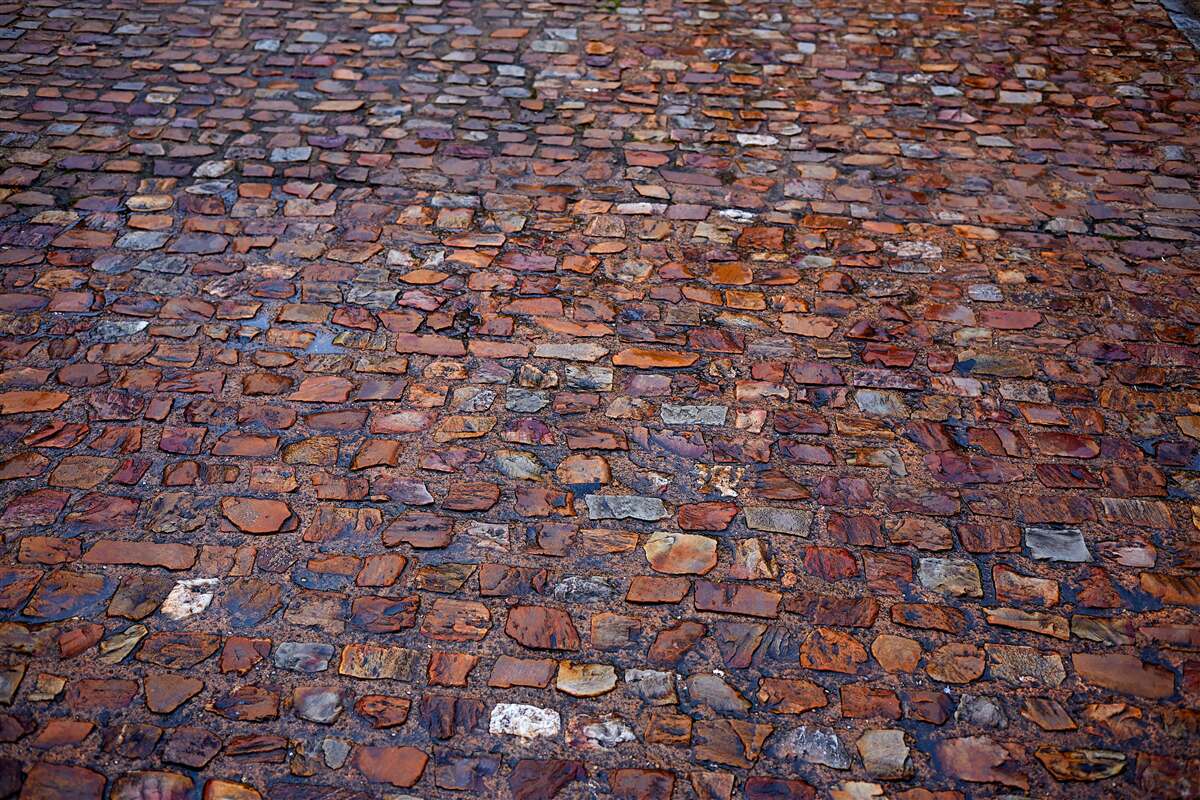 Carta da parati antica strada lastricata di ciottoli