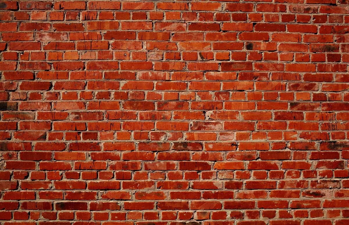 Carta da parati Parete dipinta di un rosso intenso, che ricorda il mattone scuro.
