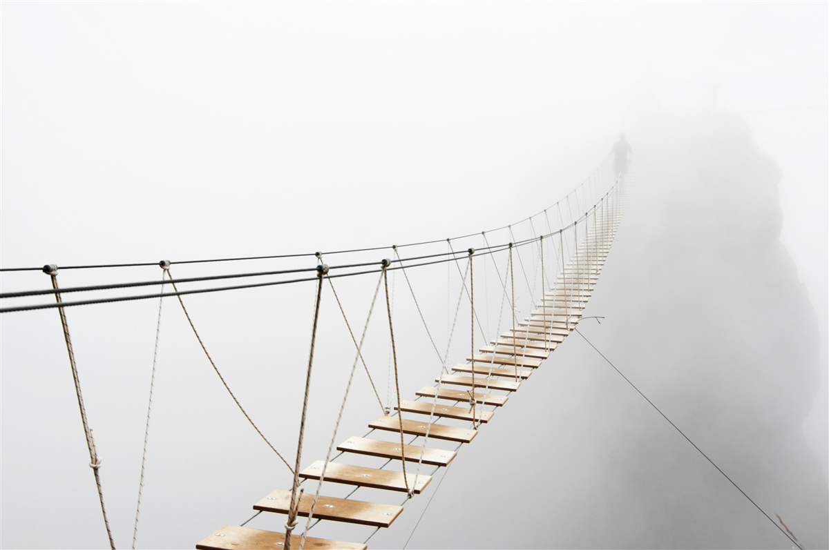 Carta da parati nebbia sul ponte sospeso