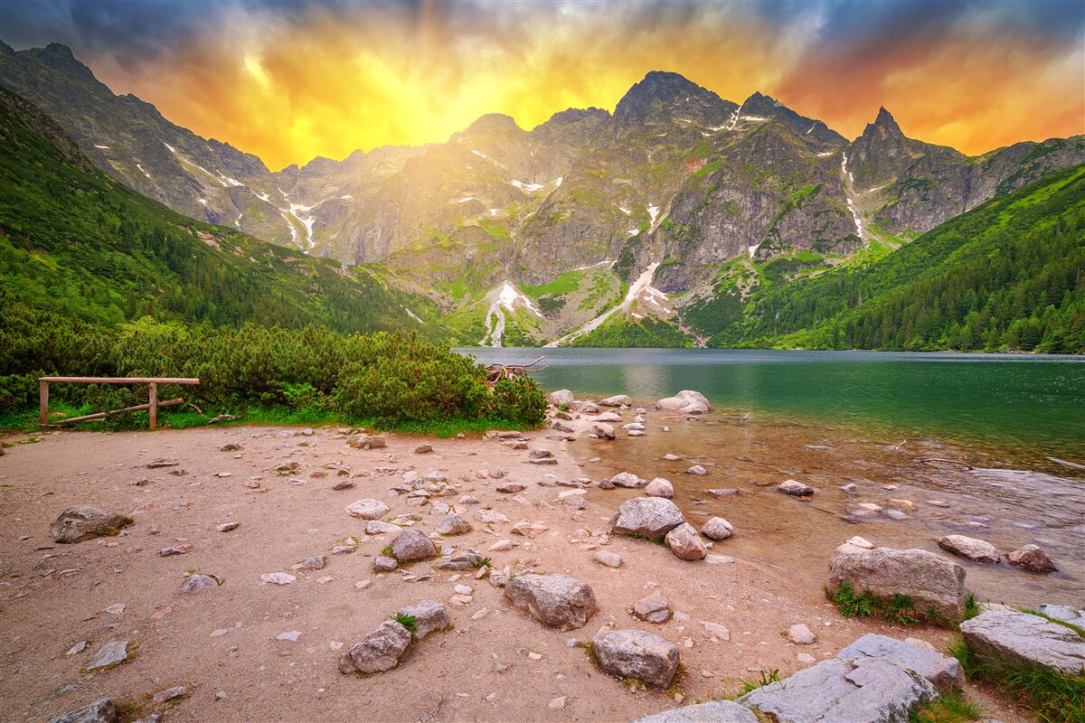 Carta da parati Il sole che tramonta dietro un lago nelle montagne di Tatra