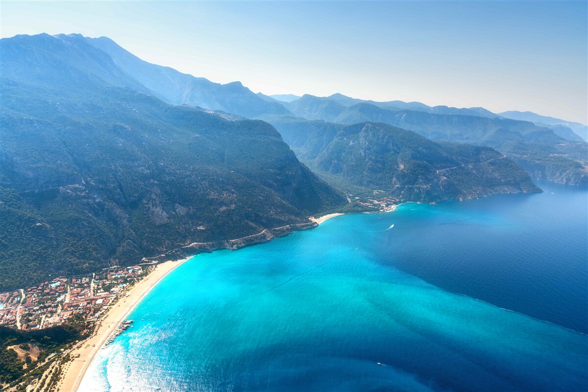 Carta da parati la costa del comprensorio sciistico è blu
