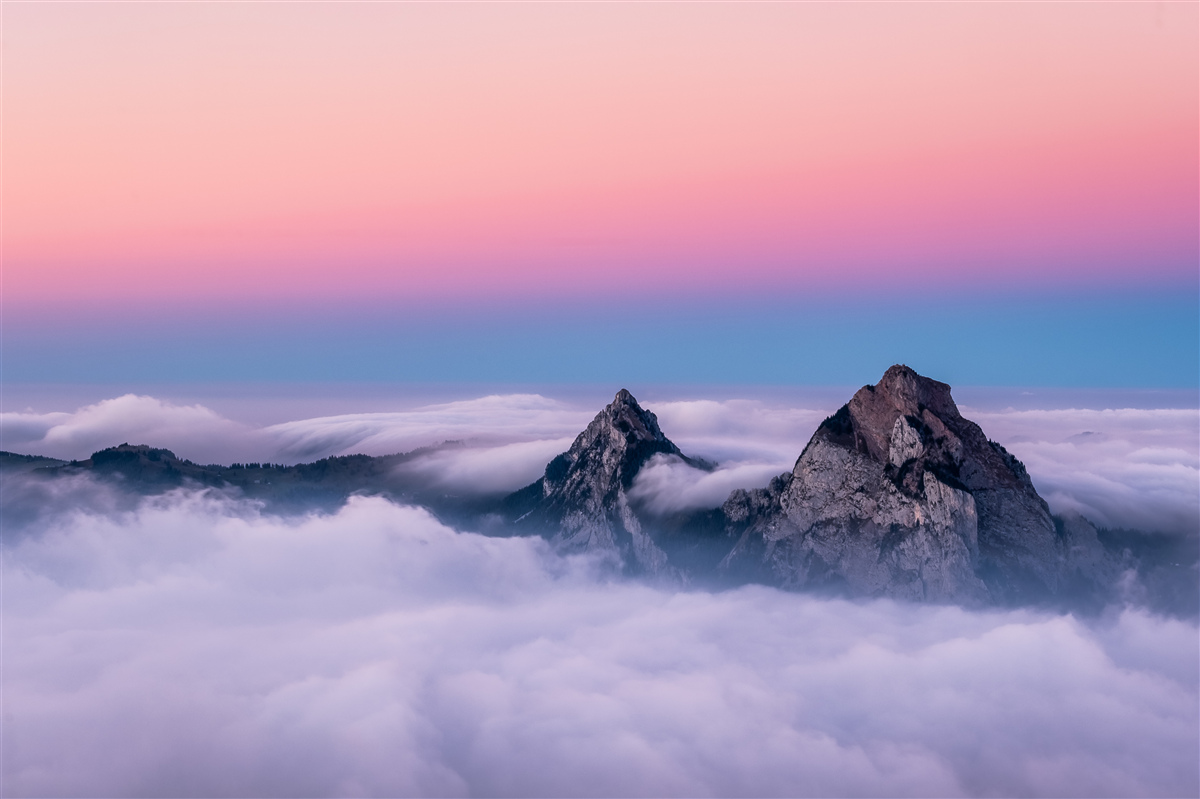 Carta da parati cime delle nuvole sotto un cielo rosa