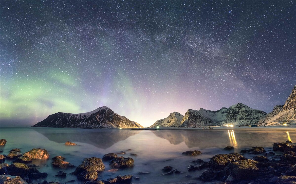 Carta da parati il cielo notturno decorato di stelle e illuminato dall'aurora boreale