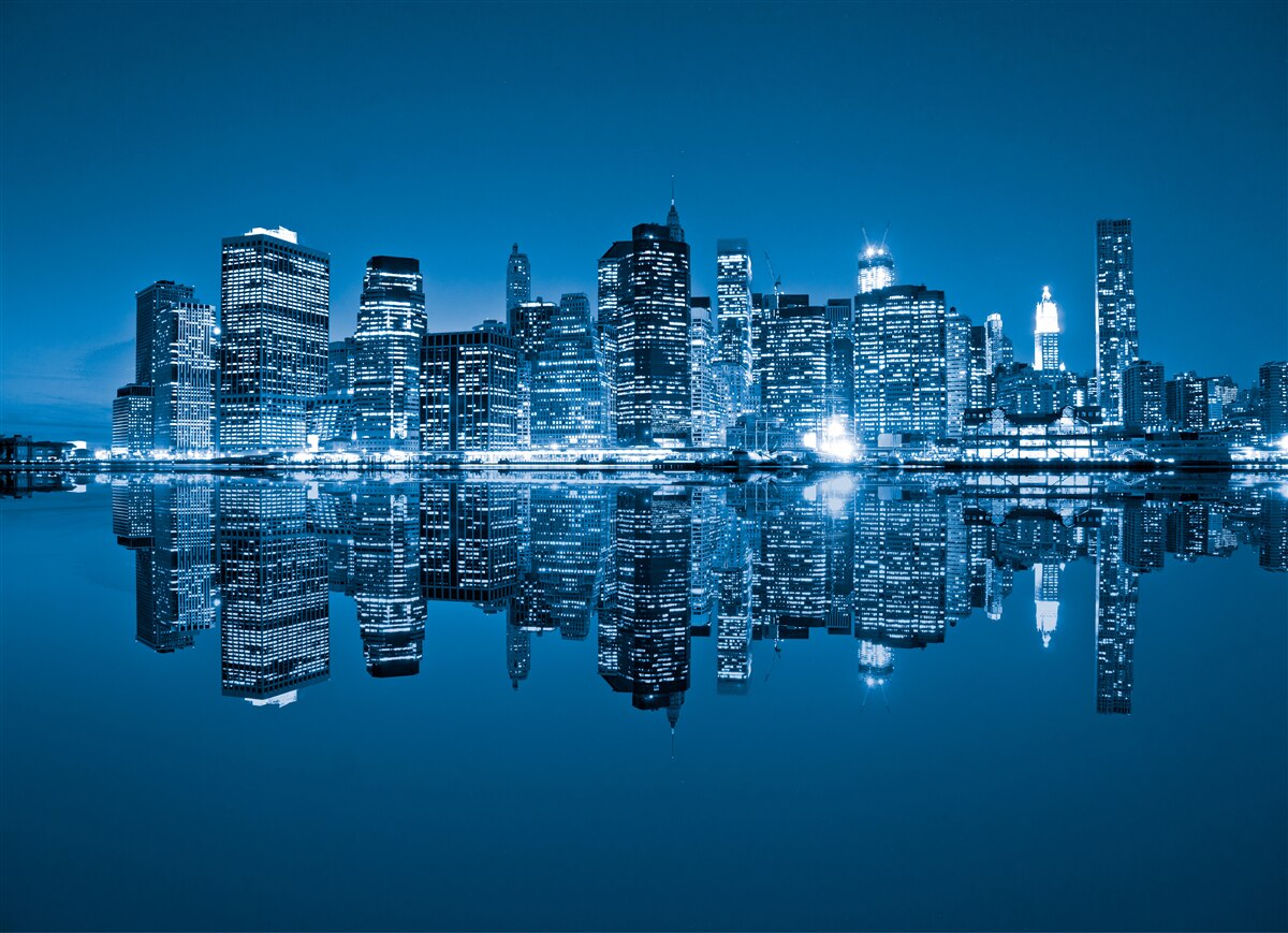 Carta da parati riflesso di edifici blu scuro nell'acqua