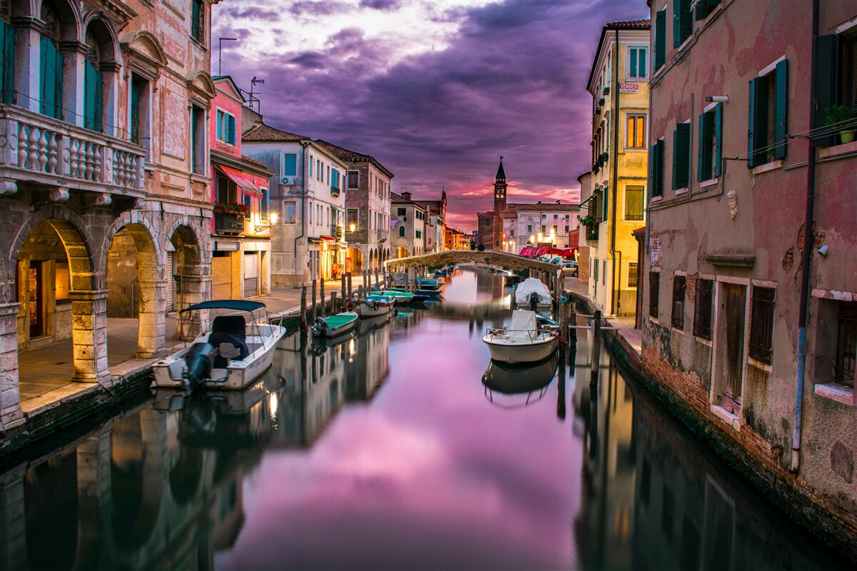 Carta da parati via venezia di sera