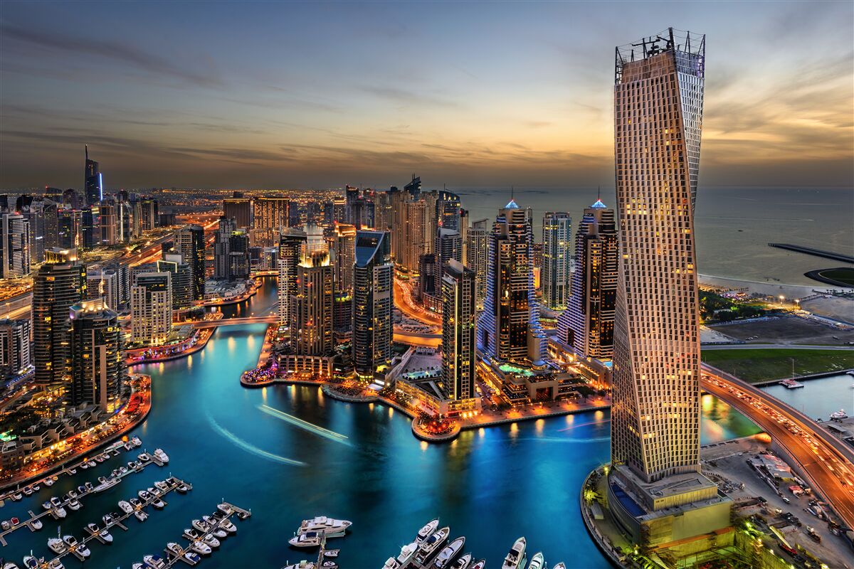 Carta da parati skyline di edifici serali a dubai