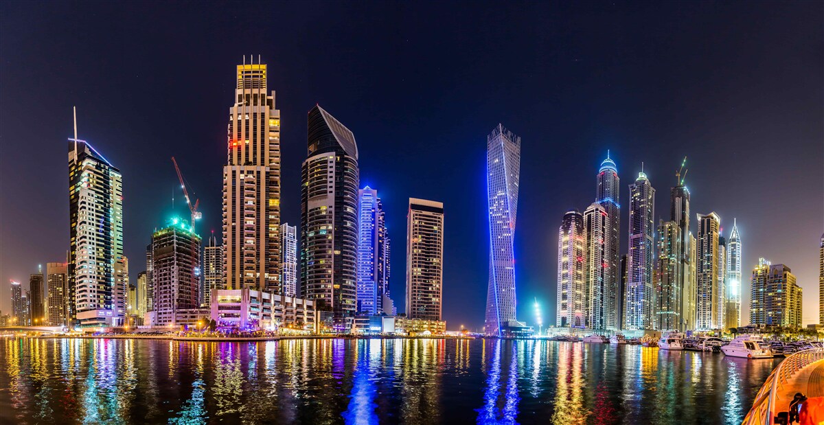 Carta da parati un'affascinante strada notturna a dubai