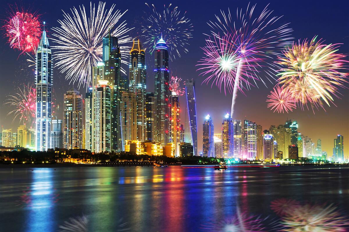 Carta da parati fuochi d'artificio luminosi nel cielo della città