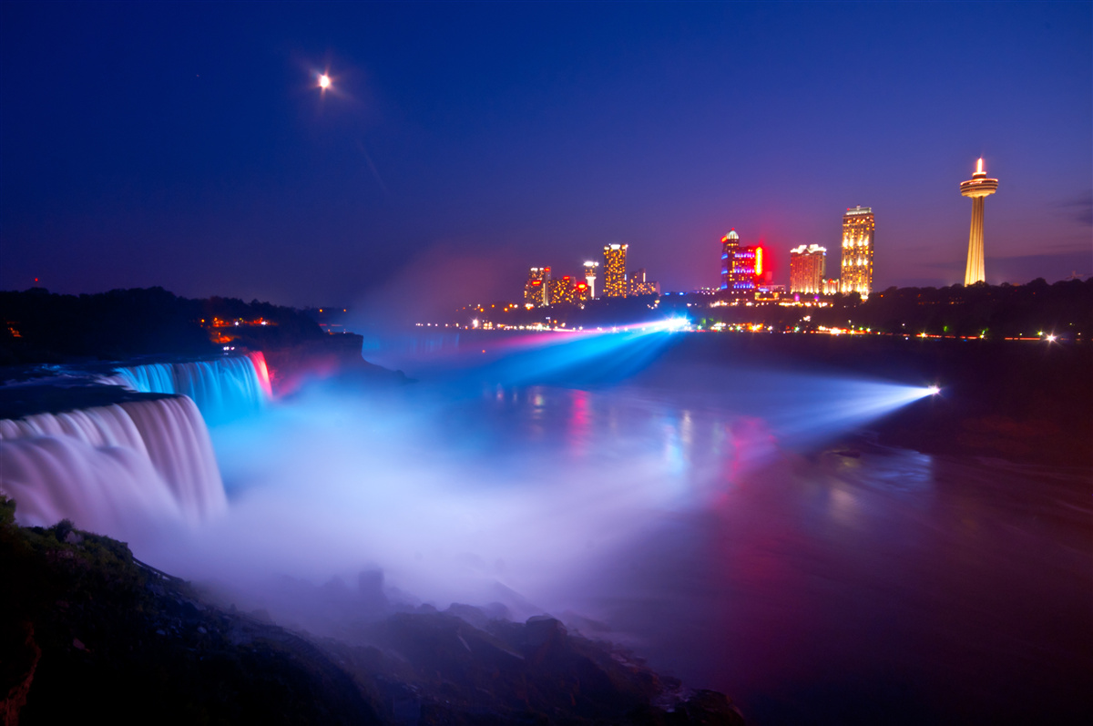 Carta da parati le cascate del niagara illuminate di notte