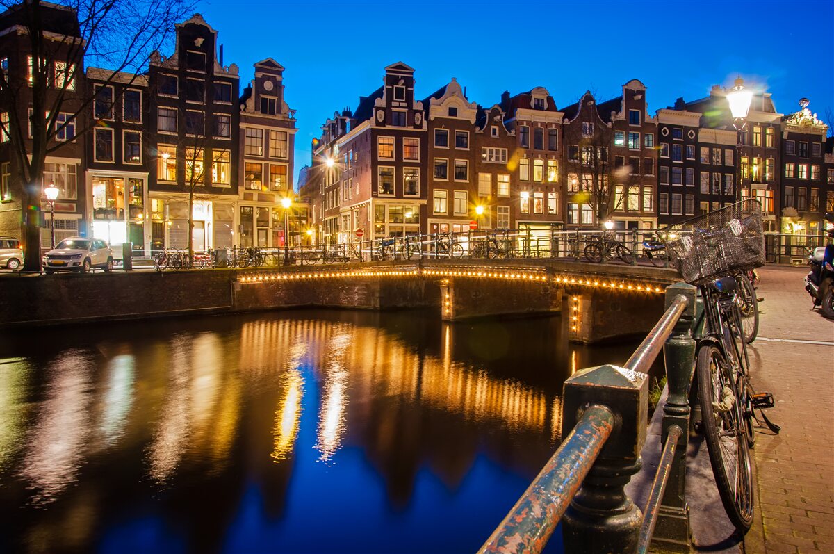 Carta da parati riflesso di Amsterdam nell'acqua di notte