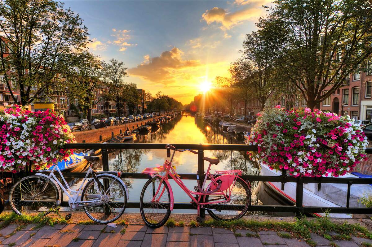 Carta da parati tramonto ad amsterdam con biciclette sullo sfondo