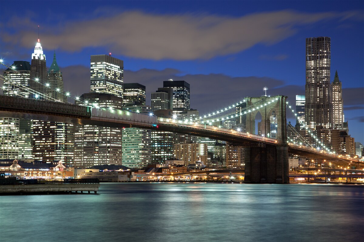 Carta da parati la città di notte adorna i contorni del ponte di Brooklyn