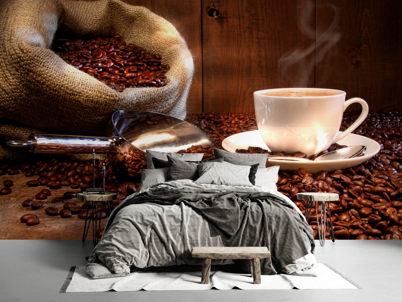 Carta da parati chicchi di caffè sotto una tazza di caffè aromatico