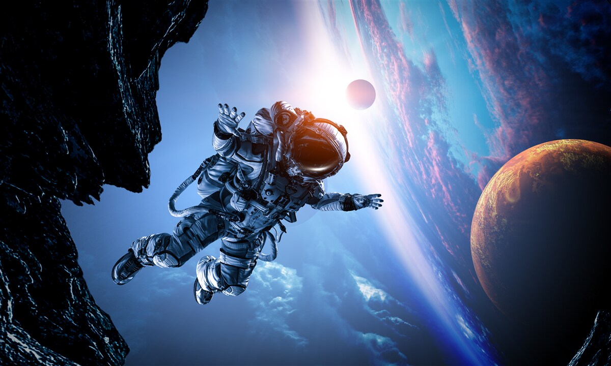 Carta da parati astronauta nell'universo