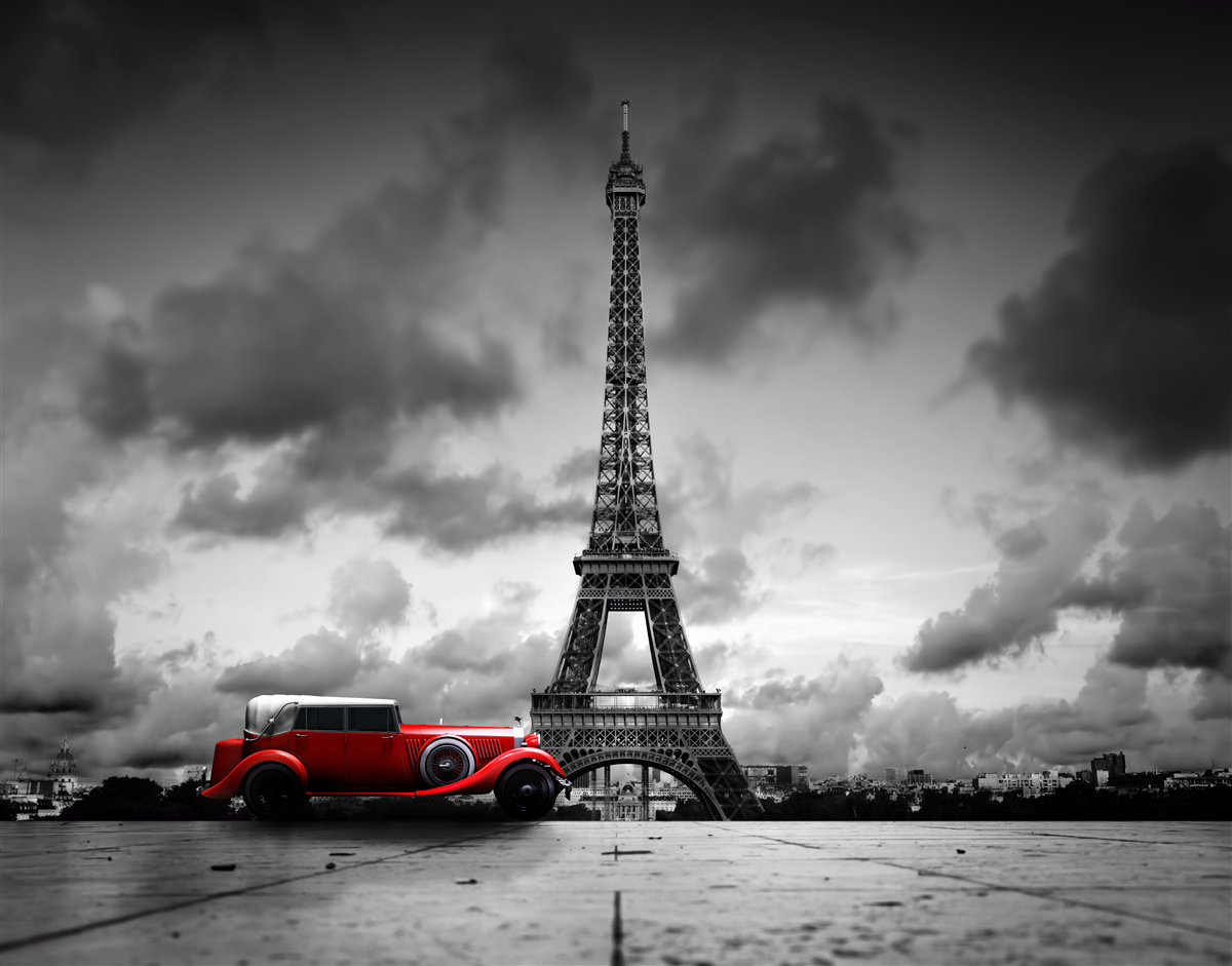 Carta da parati auto rossa accanto alla torre eiffel