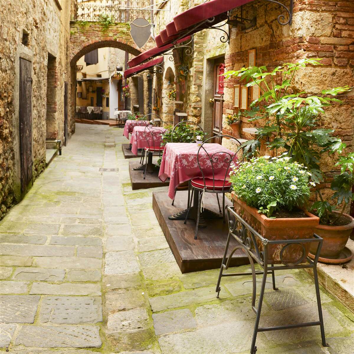 Carta da parati strada tranquilla in una zona storica della città