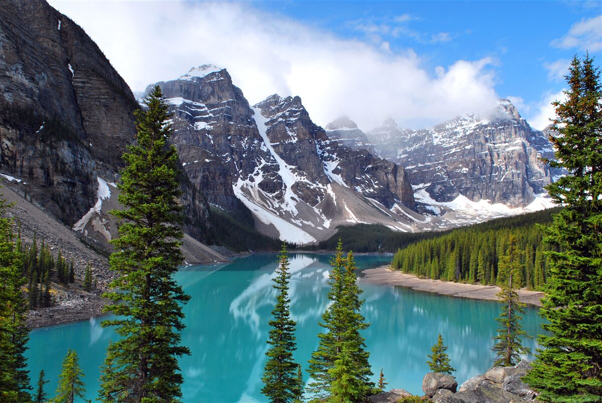 Carta da parati un lago dall'acqua blu ai piedi delle cime delle montagne