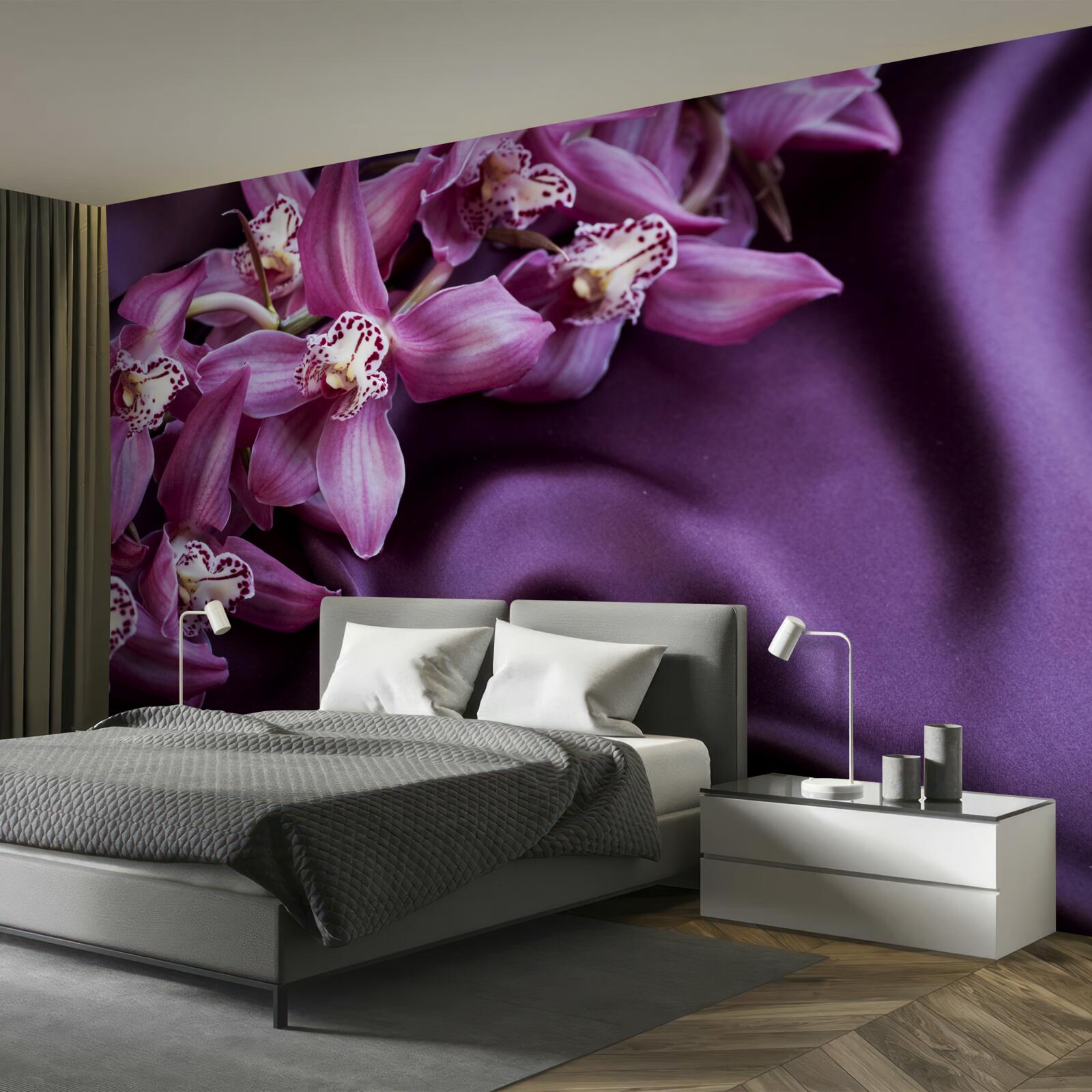 Carta da parati orchidee viola su raso della stessa tonalità