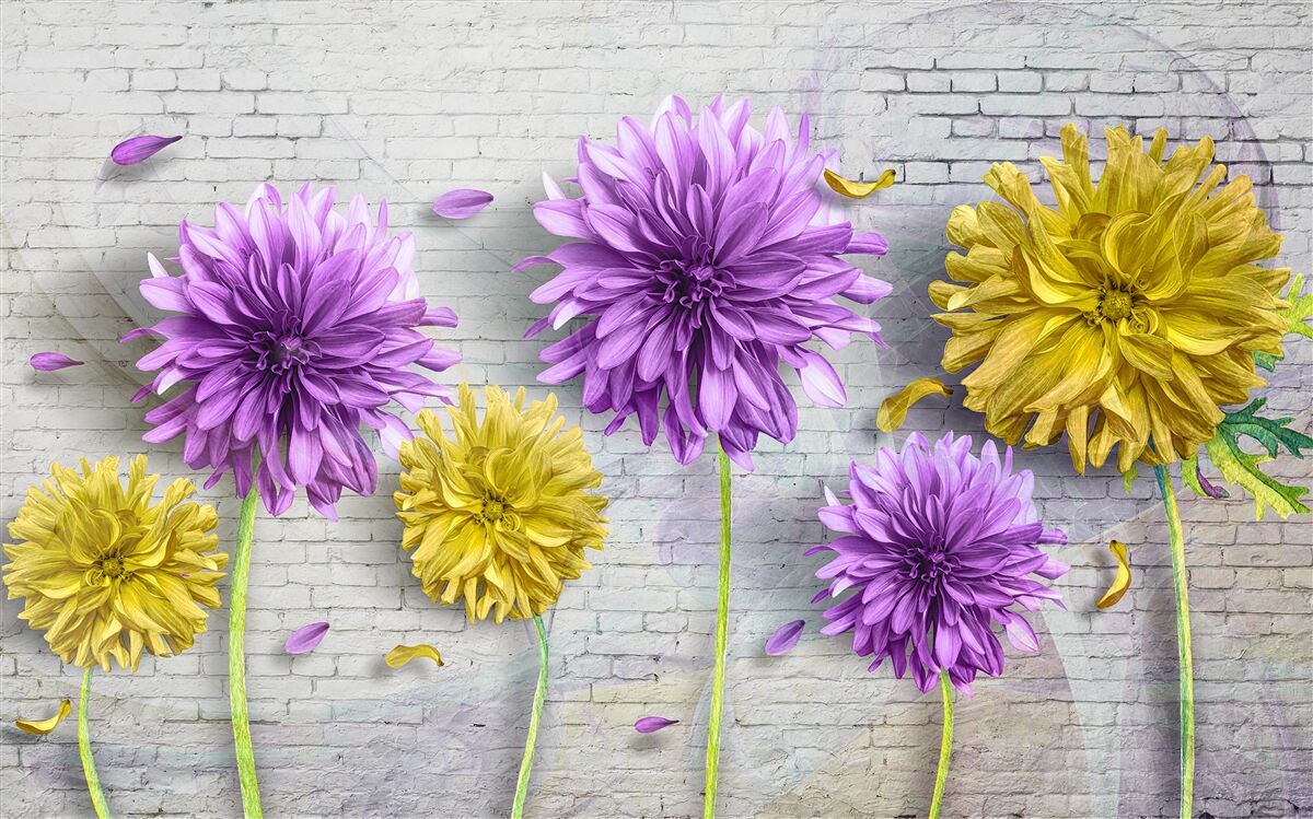 Carta da parati su un muro di mattoni sbocciano fiori nelle tonalità del viola e del giallo