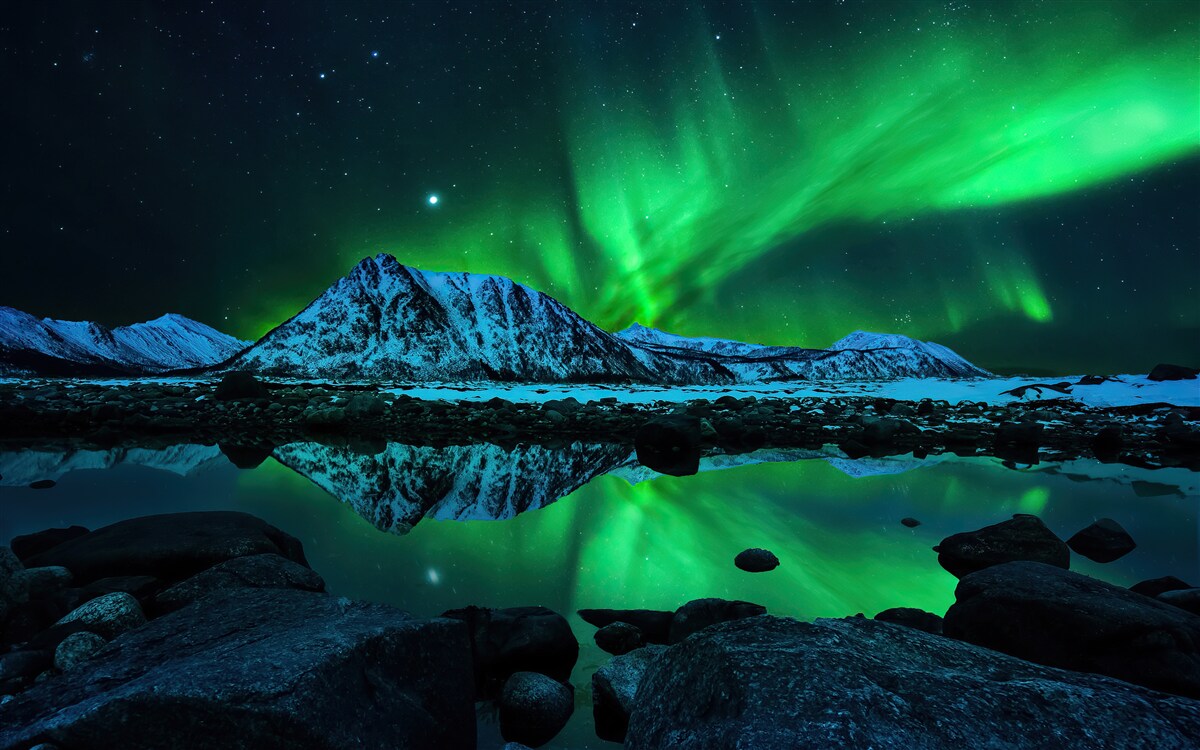 Carta da parati sorprendente aurora boreale sul mare