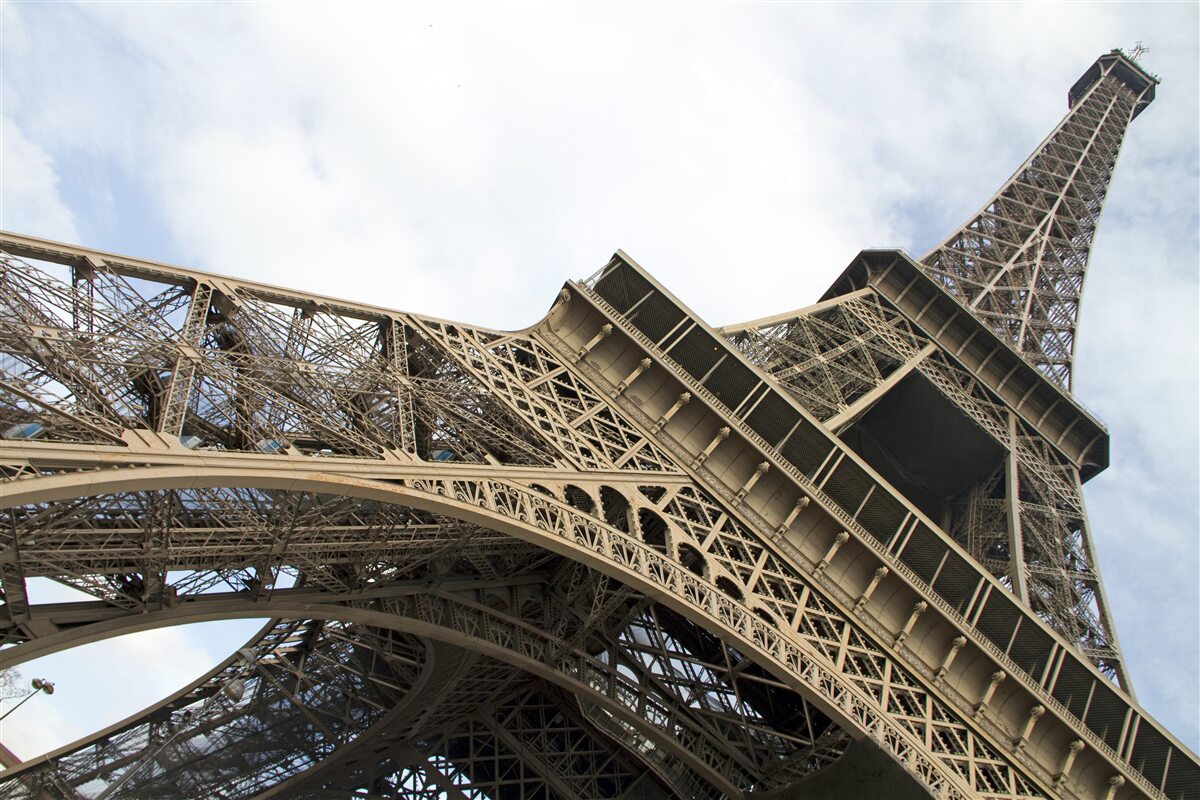 Carta da parati guardando la torre eiffel