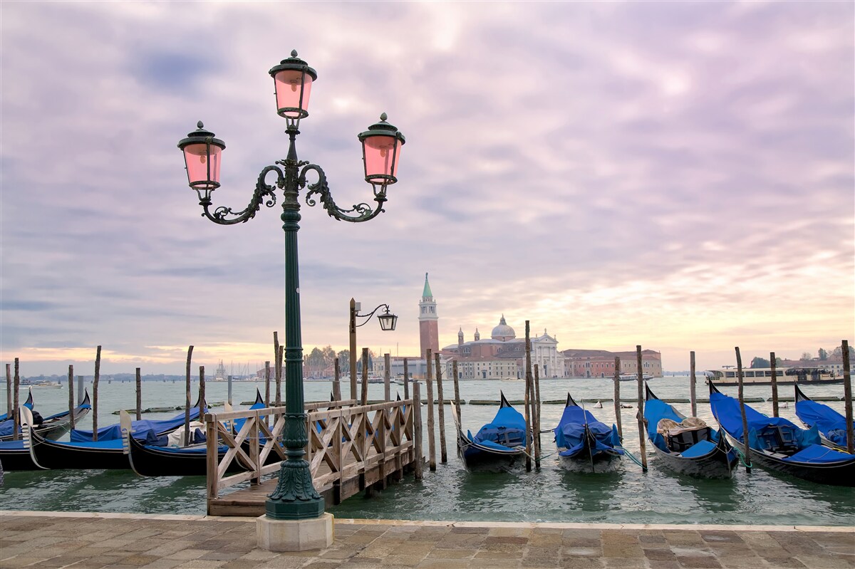 Carta da parati gondole veneziane sul molo