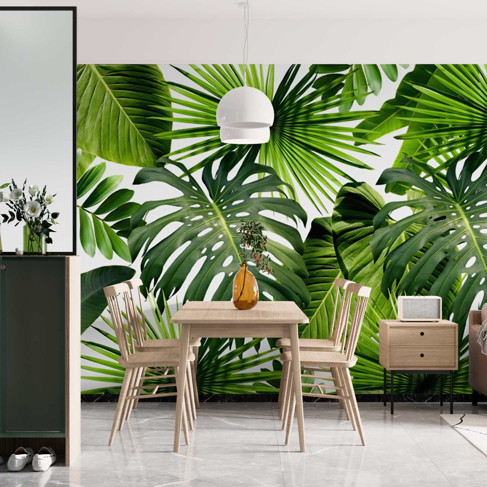 Carta da parati monstera e foglie di banano su sfondo bianco, con densità