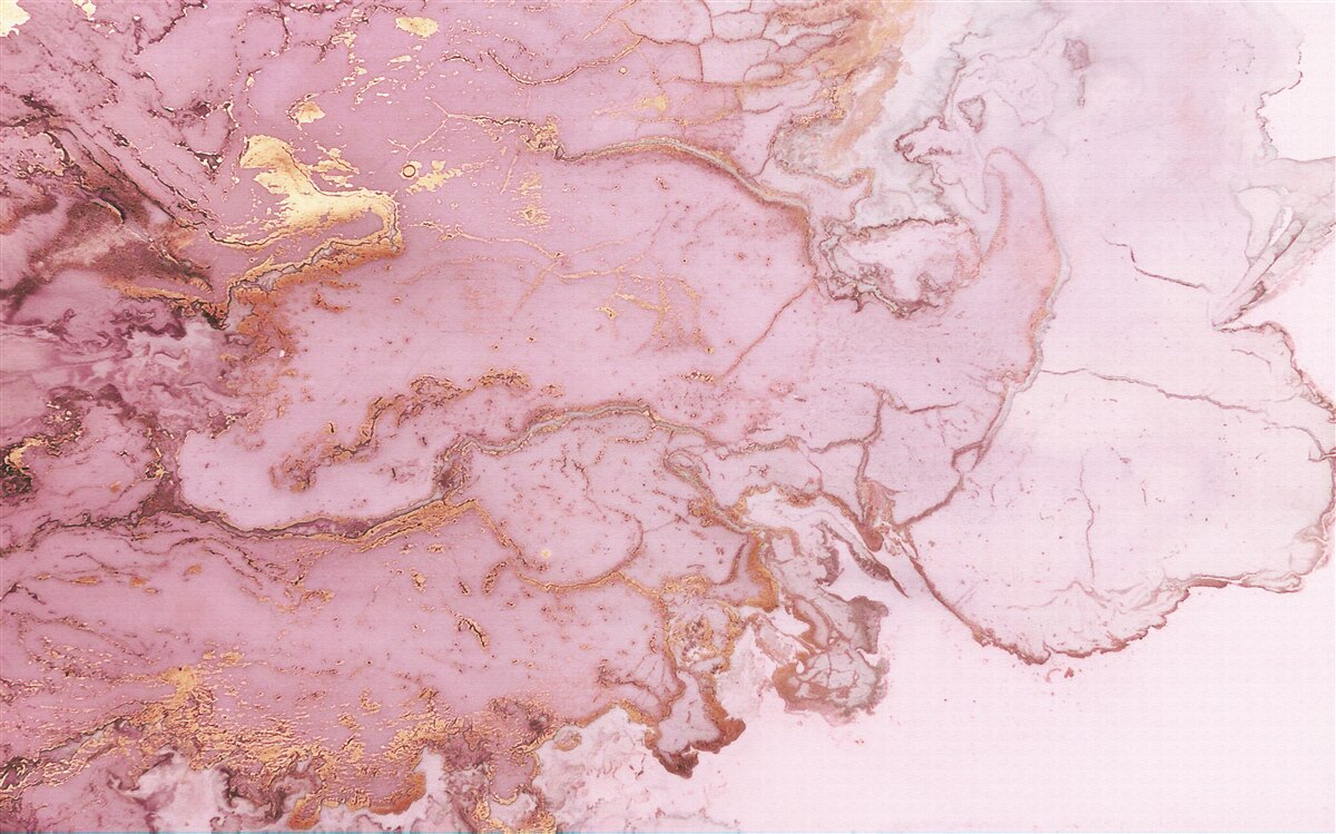Carta da parati motivo marmorizzato in delicate sfumature di rosa