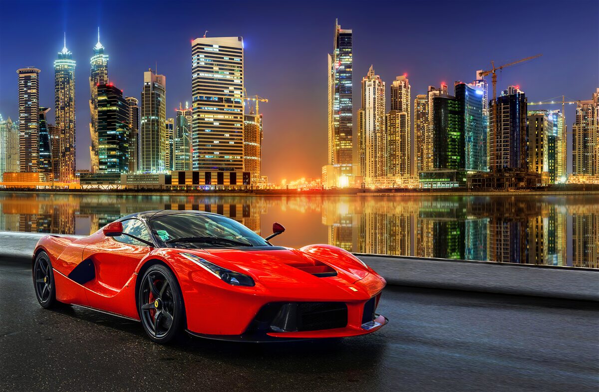Carta da parati auto sportiva con un paesaggio urbano notturno sullo sfondo