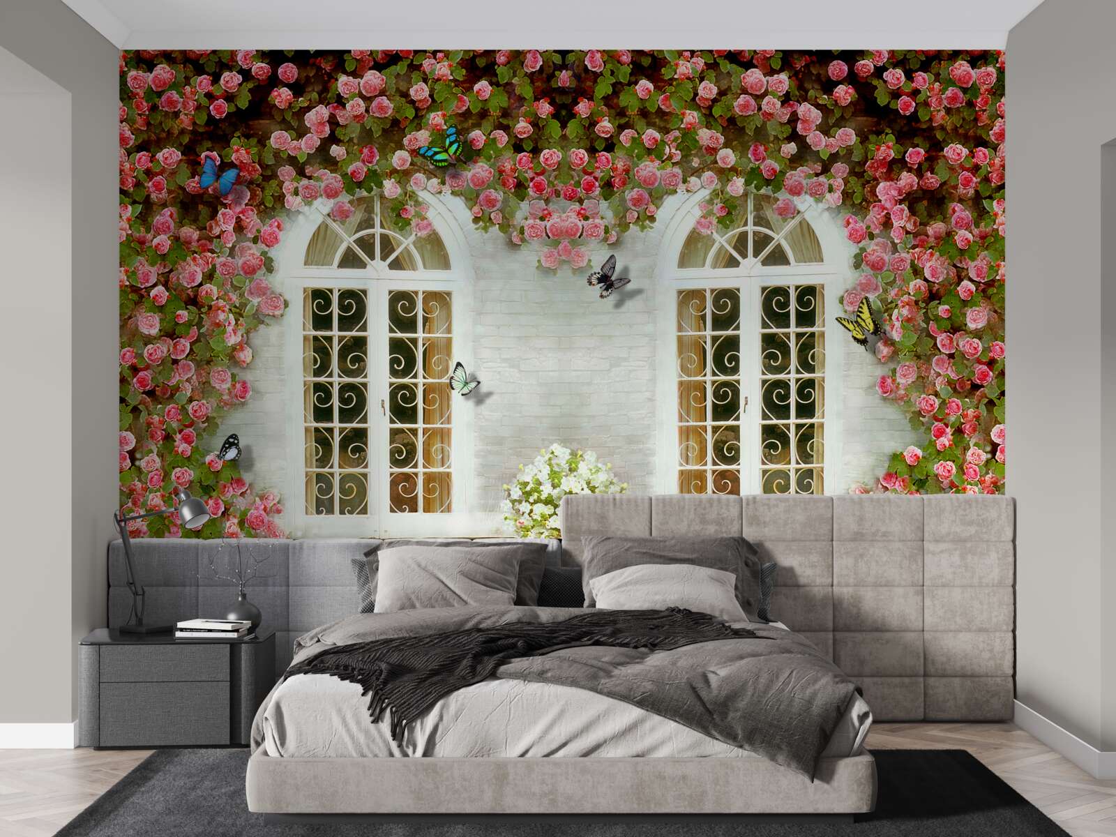 Carta da parati le finestre sono circondate da rose in fiore