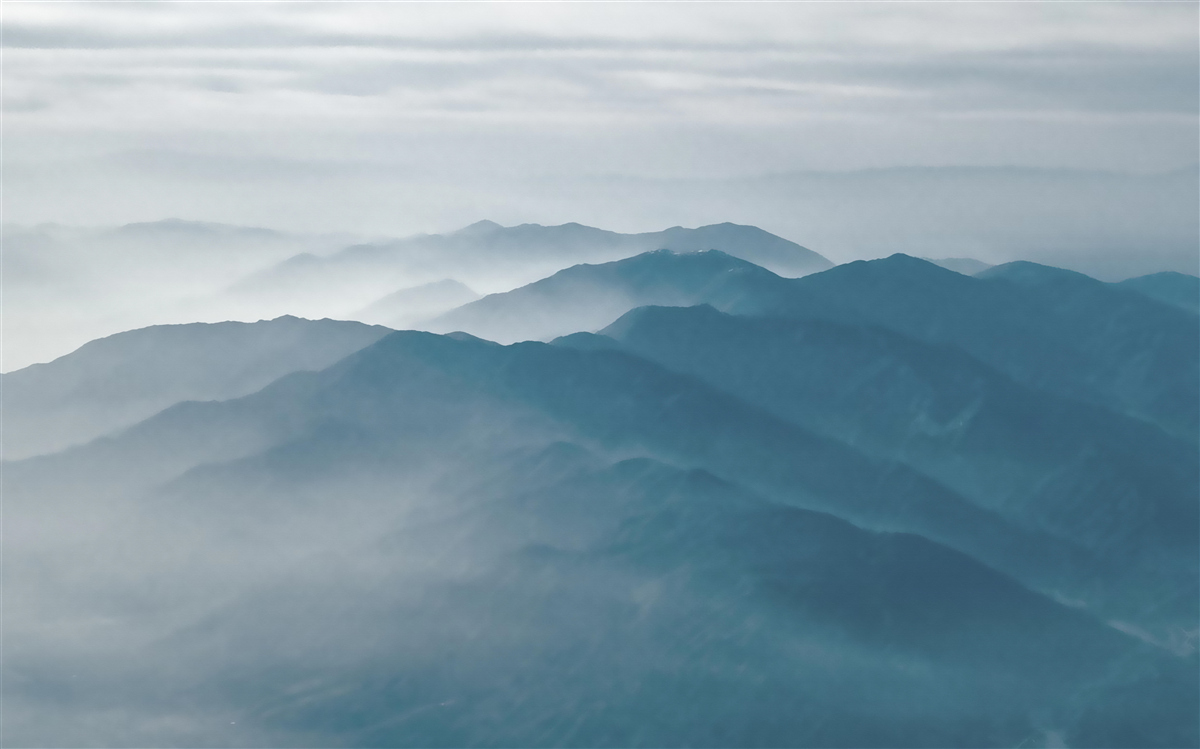 Carta da parati la nebbia mattutina avvolge le cime delle montagne