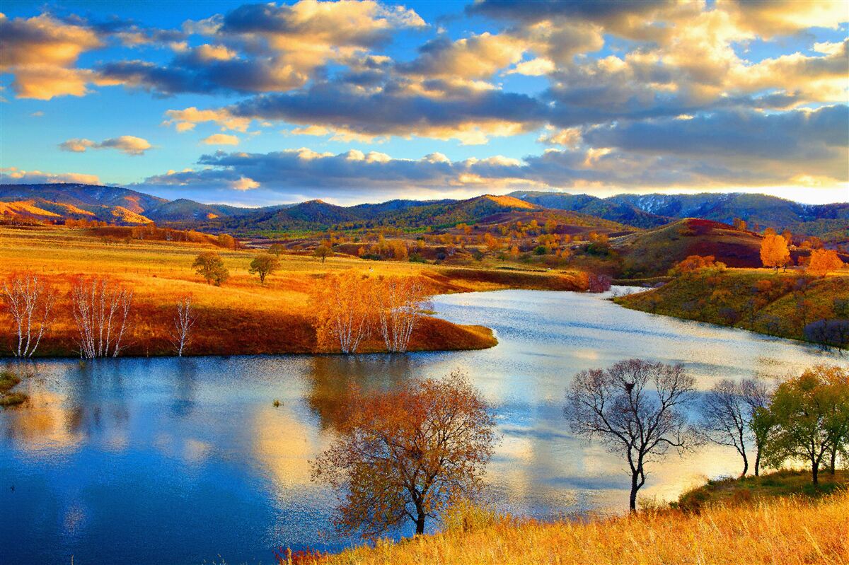 Carta da parati paesaggio con lago in autunno