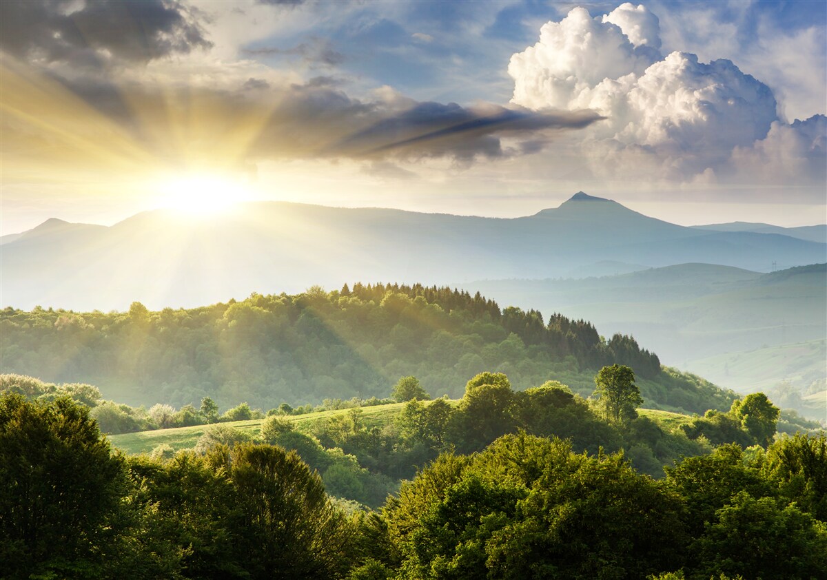 Carta da parati Il sole del mattino sulle cime delle montagne