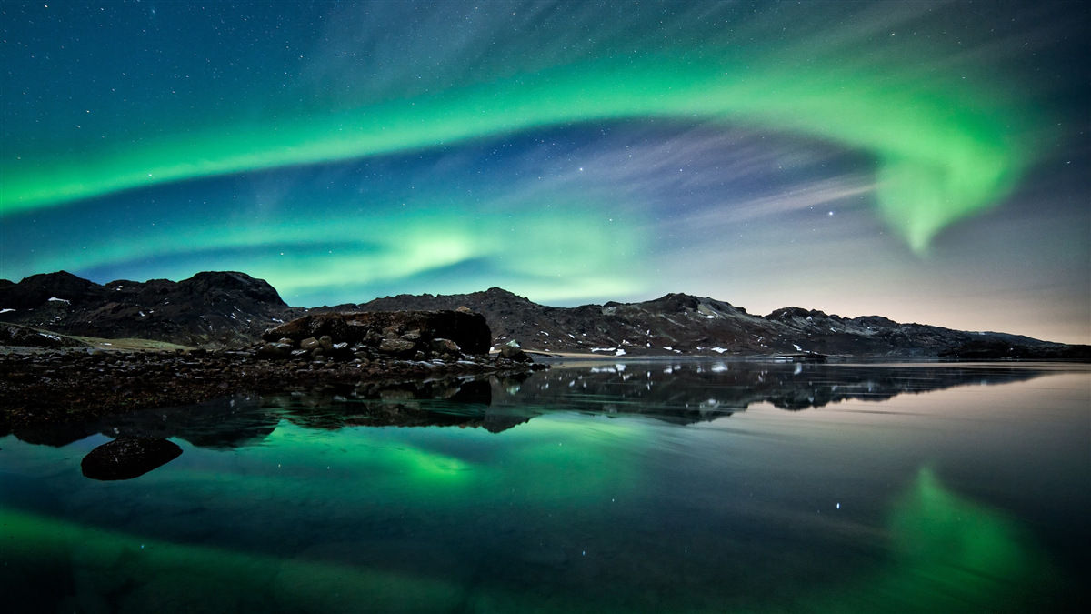 Carta da parati lago nell'aurora boreale