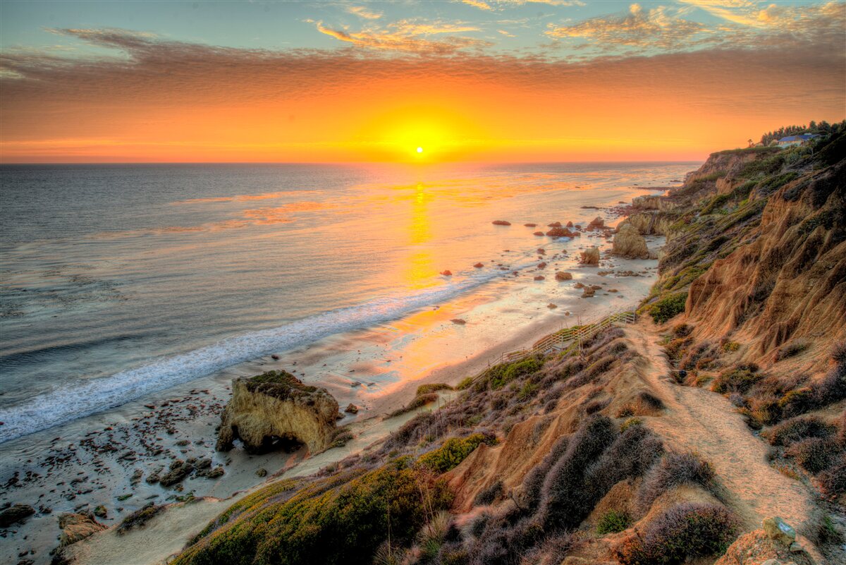 Carta da parati il sole che scende nell'oceano al tramonto