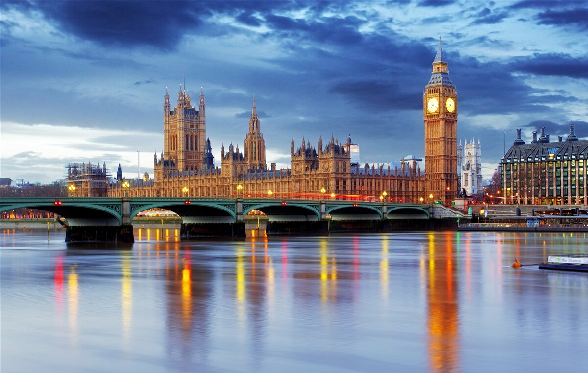 Carta da parati il riflesso del Parlamento britannico nell'acqua del fiume