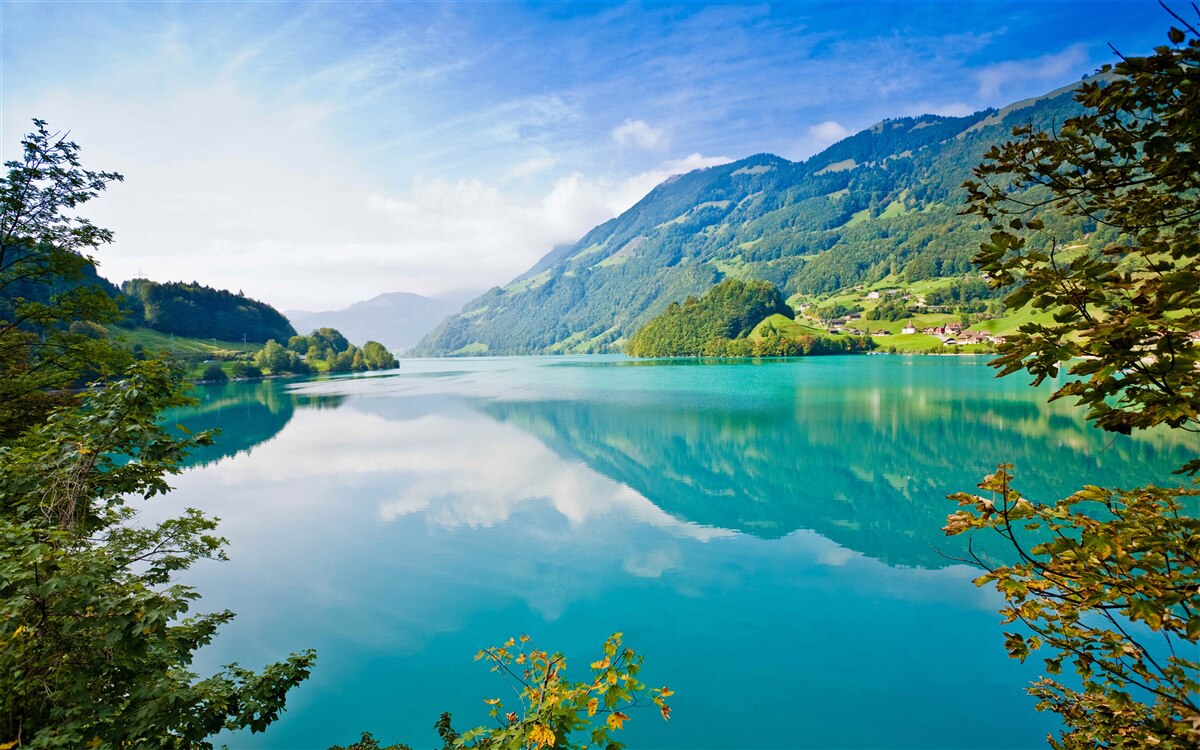 Carta da parati laghi con acque blu di montagna