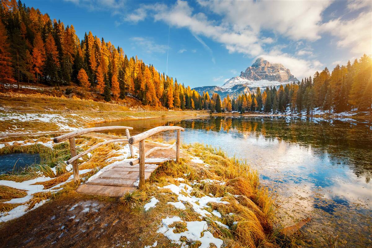 Carta da parati paesaggio autunnale con una montagna all'orizzonte