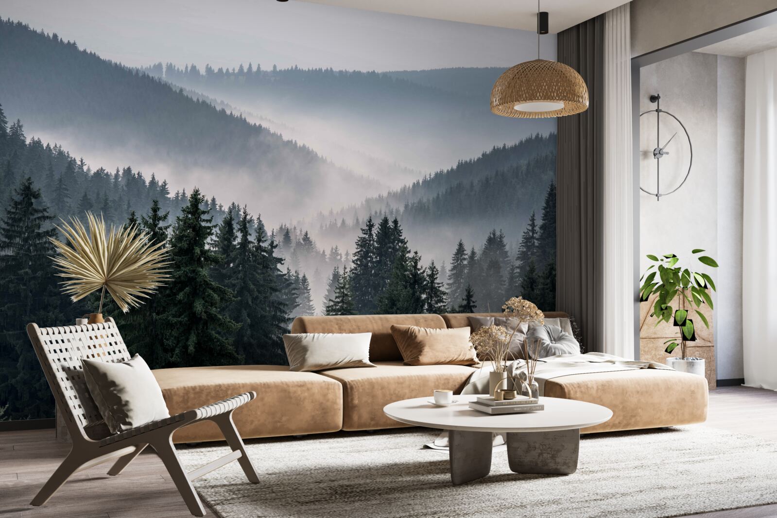 Carta da parati La foresta montana di conifere è nascosta da una fitta nebbia.