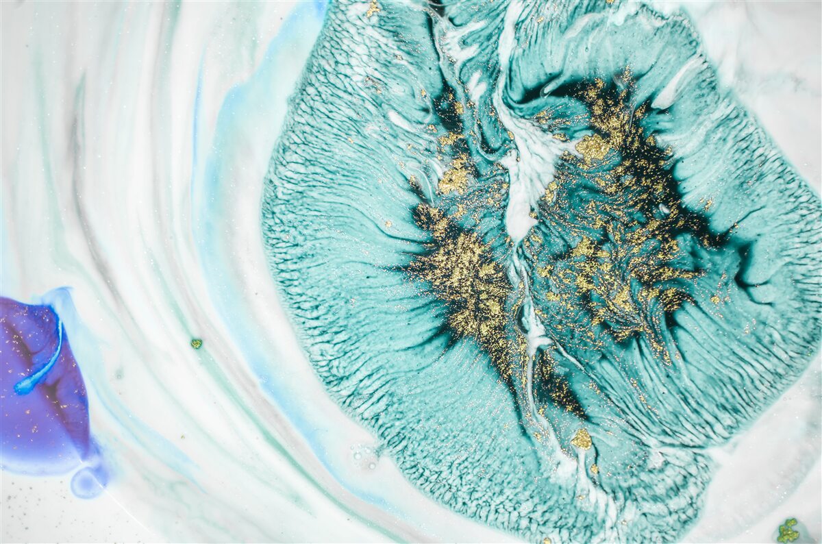 Carta da parati fiore astratto in tonalità di blu su una superficie di marmo
