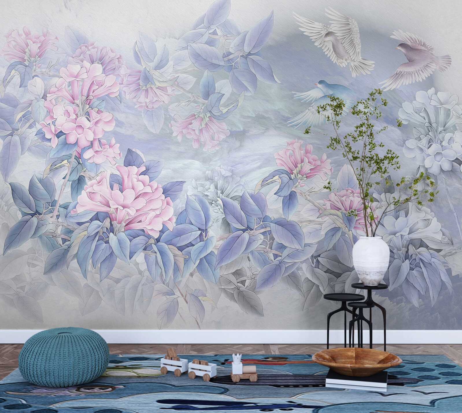 Carta da parati i rami sono blu, sormontati da fiori rosa