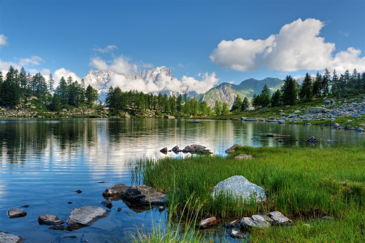 Carta da parati panorama montano con vista sul fiume