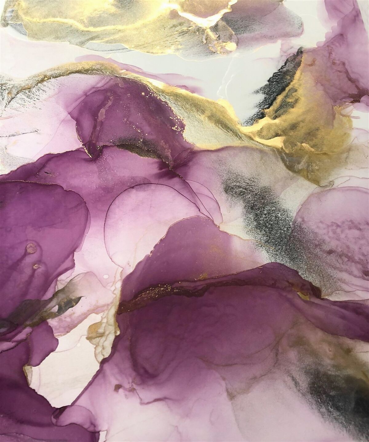 Carta da parati astratto in forma di uccelli su foglie viola