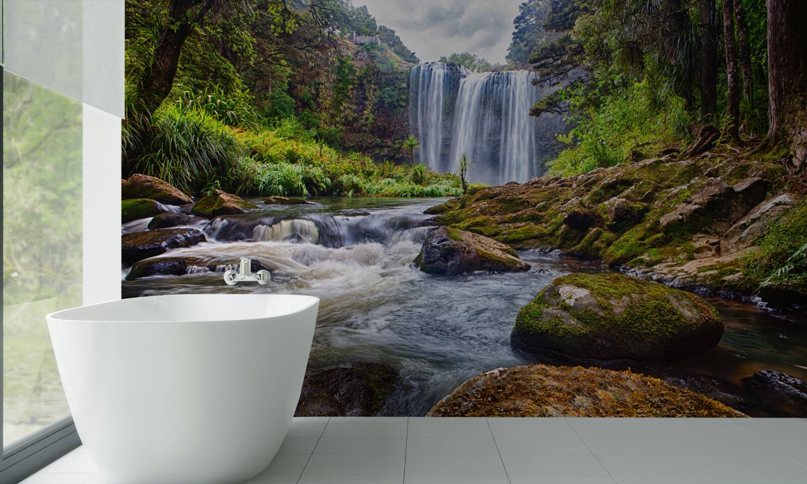 Carta da parati foresta verde con cascata