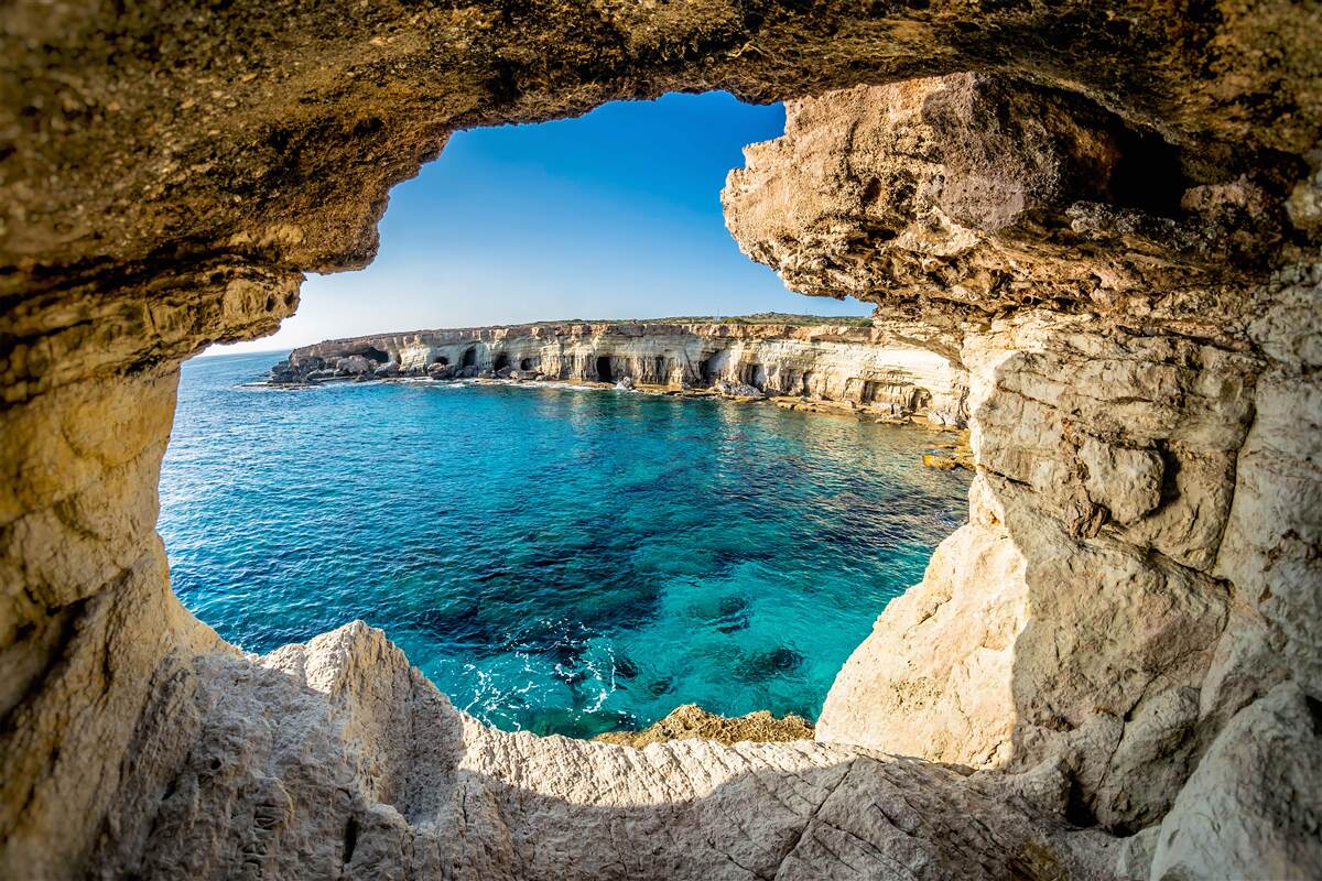 Carta da parati grotta vicino al laghetto