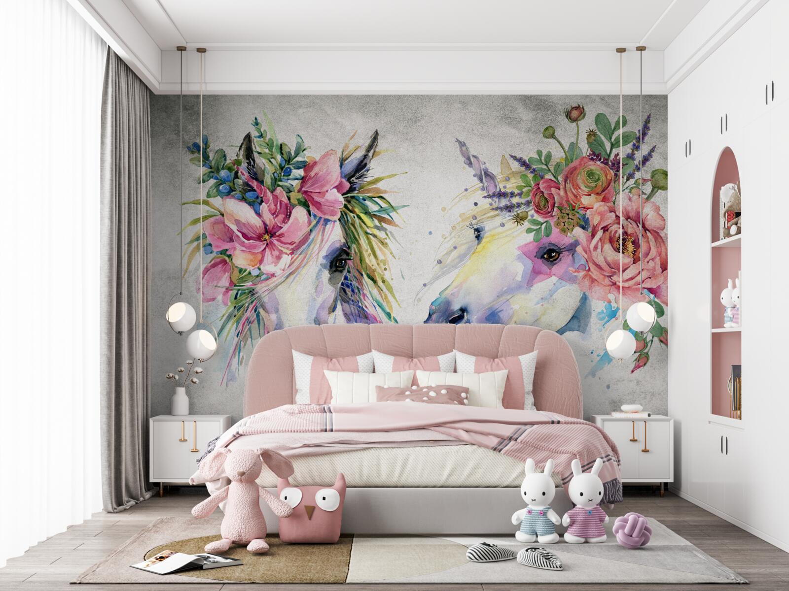 Carta da parati fiori, colori ad acquerello e strumenti di scrittura