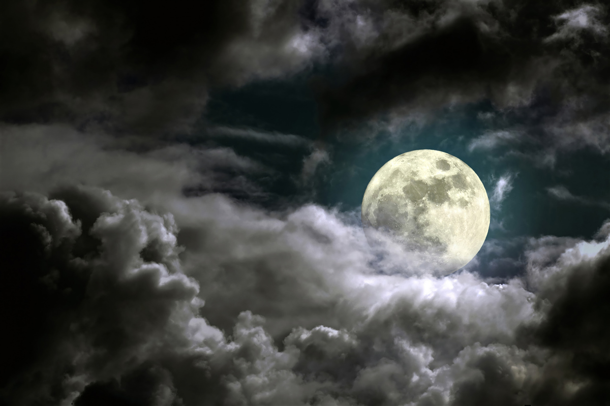 Carta da parati luna luminosa nascosta dietro le nuvole