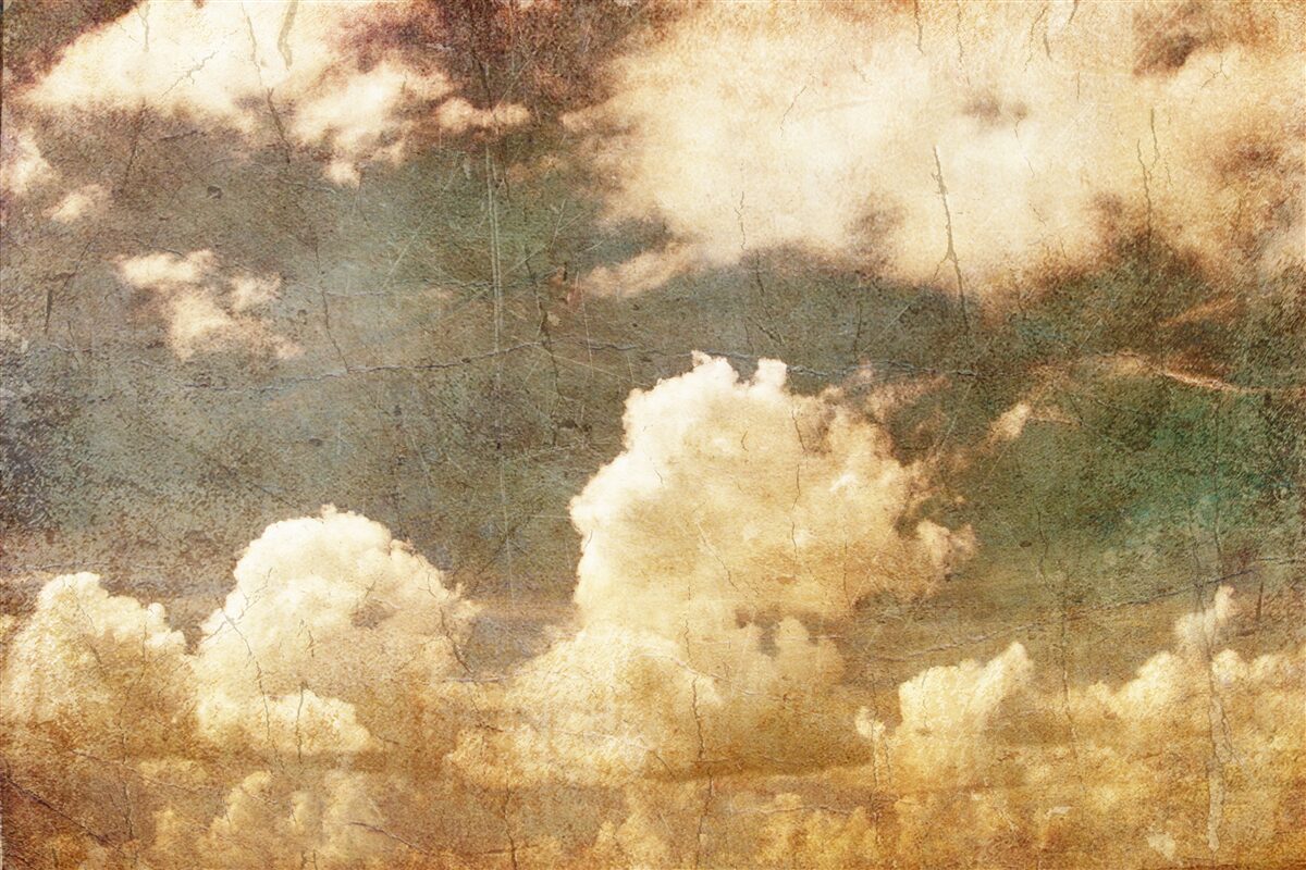 Carta da parati nuvole piene di pioggia autunnale